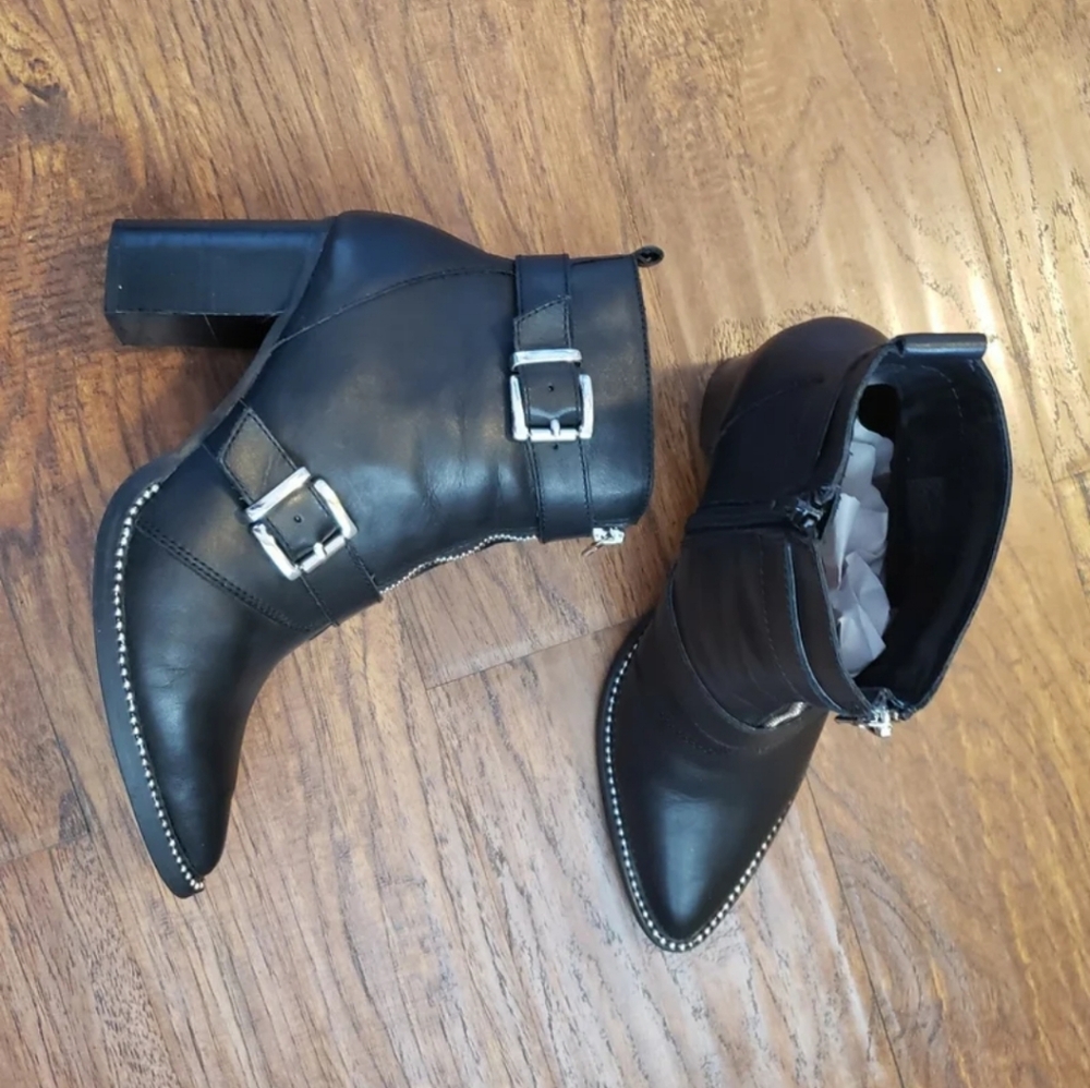 Steve Madden sz 8 Women's Black Leather Ankle Boots w/ Zipper Closure buckles